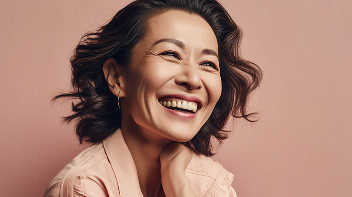 自然な笑顔の50代の日本人女性1人顔アップ｜素材無料
