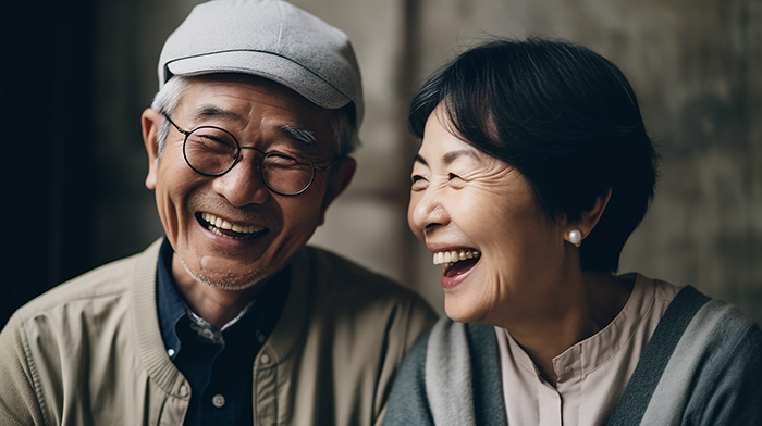 自然な笑顔の60代の日本人夫婦顔アップ｜素材無料