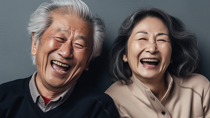 自然な笑顔の60代の日本人夫婦顔アップ｜素材無料