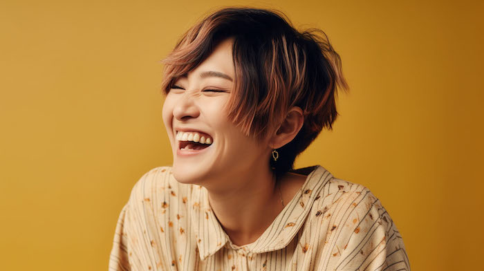 30代の笑顔の美しいカジュアルな日本女性