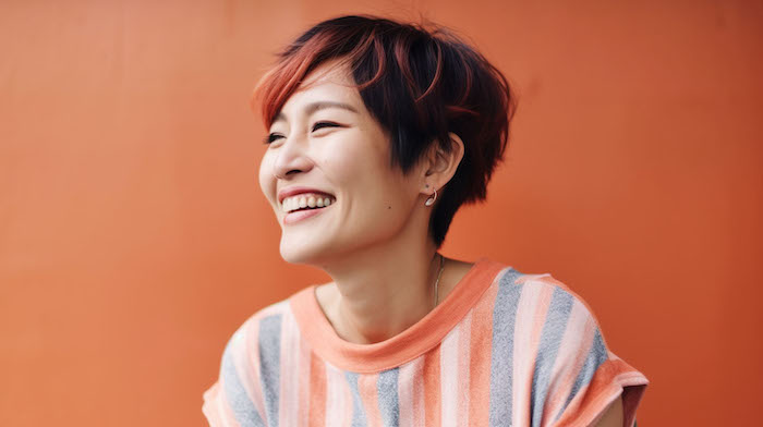 30代の笑顔の美しいカジュアルな日本女性