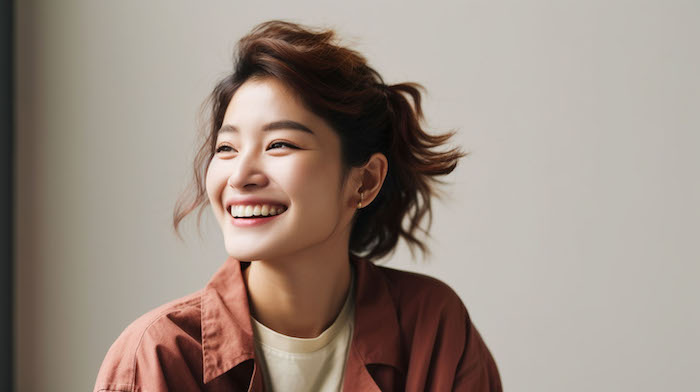 20代の笑顔の美しいカジュアルな日本女性