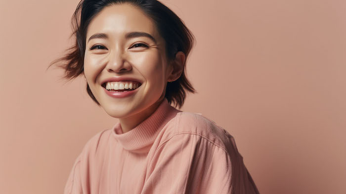 20代の笑顔の美しいカジュアルな日本女性
