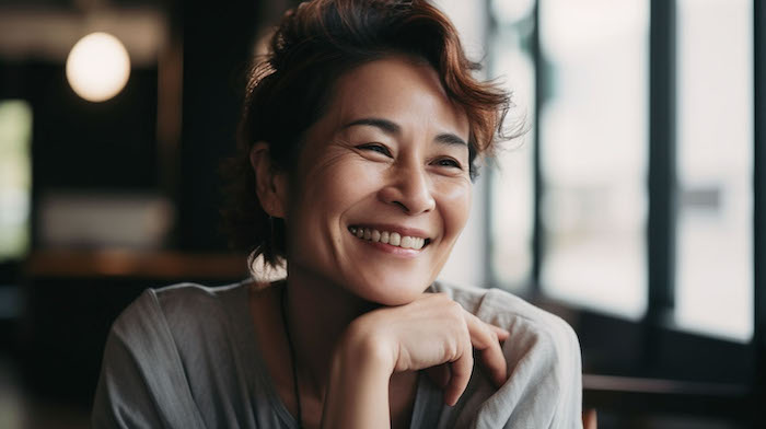 40代の笑顔の美しいカジュアルな日本女性